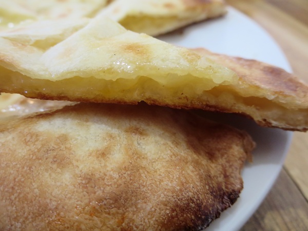 ヒマラヤキッチンのマトンカレー＆チーズナンのチーズナンの断面の近影画像。