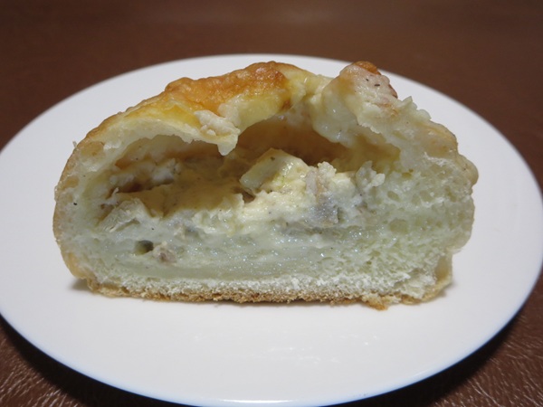 SANBON BAKERYのきのこチキングラタンの断面の近影画像。