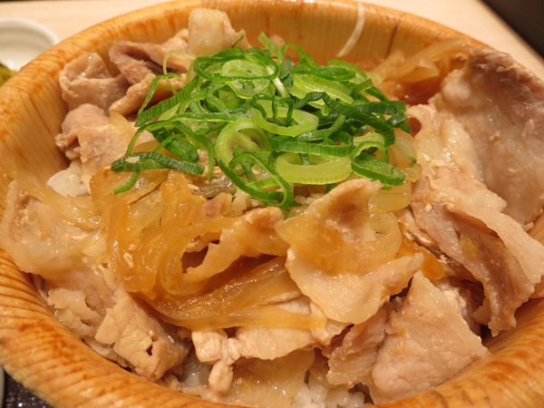 四六時中の豚の生姜焼き風おひつごはんの天ぷらの近影画像。