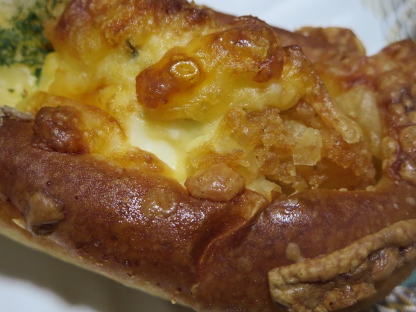 VIE DE FRANCEのチキン南蛮風パンの近影画像。