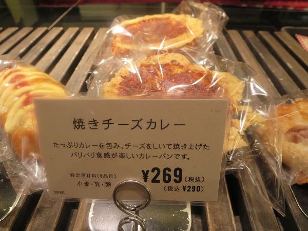 ル ベンケイの焼きチーズカレーが置かれている陳列棚。