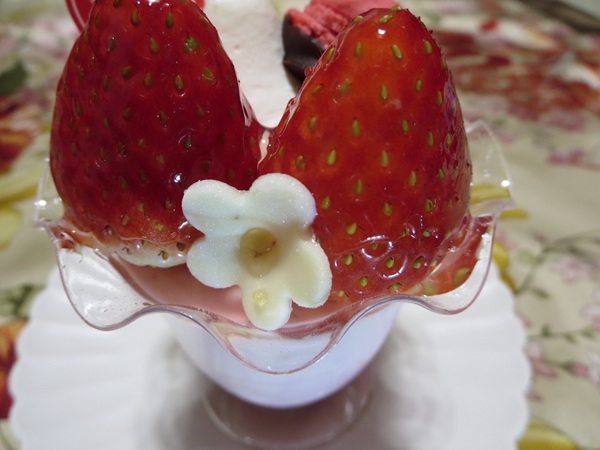 晴れの日のいちごムースのいちごの近影画像。