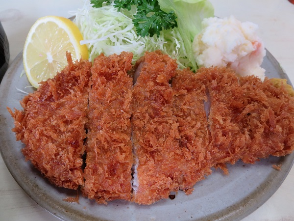 とんかつ おぎのロースかつ定食の近影画像。
