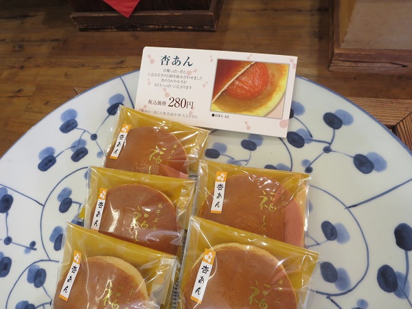 菓子工房福どらの杏あんが収められている陳列棚。