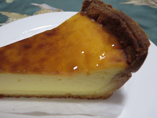 マヤラベイユの焼きチーズケーキの別角度からの近影画像。