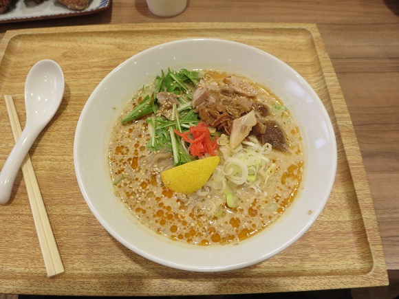 麺飯TAMOTSUの冷やし坦々麺の姿見。