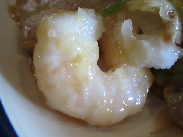 中国料理 福星軒の五目あんかけ焼きそばの海老の近影画像。
