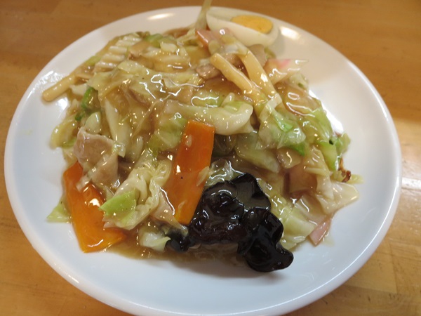 来々軒の五目焼きそばの全体画像。