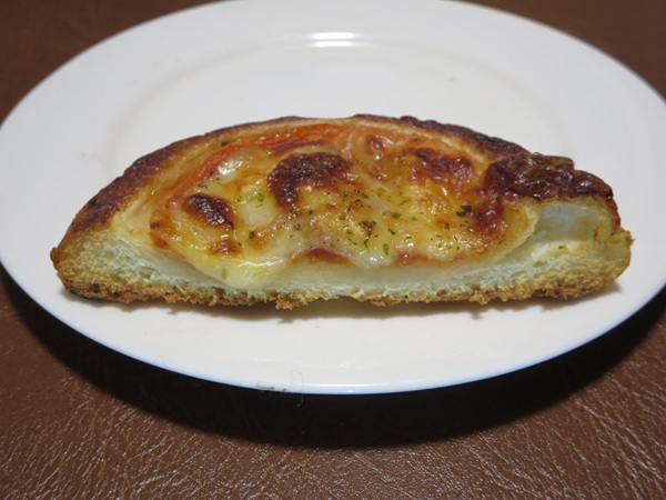 ドンクのフレッシュトマトのモッツァレラのトースト後の断面の近影。