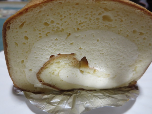 ドリアン洋菓子店のカマンベールチーズロールの別角度からの近影画像。