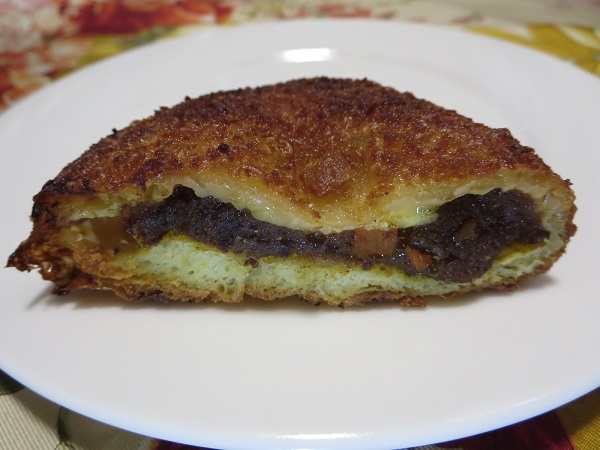 OLLIE BREADのカマンベールチーズカレーパンのトースト後の断面の近影画像。
