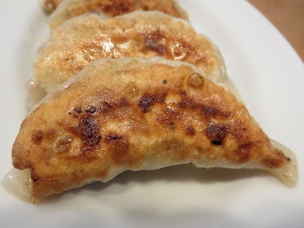 辣碗の餃子の近影画像。