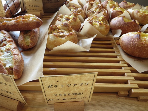 おおみやパンカフェのポテトツナマヨが置かれている陳列棚。