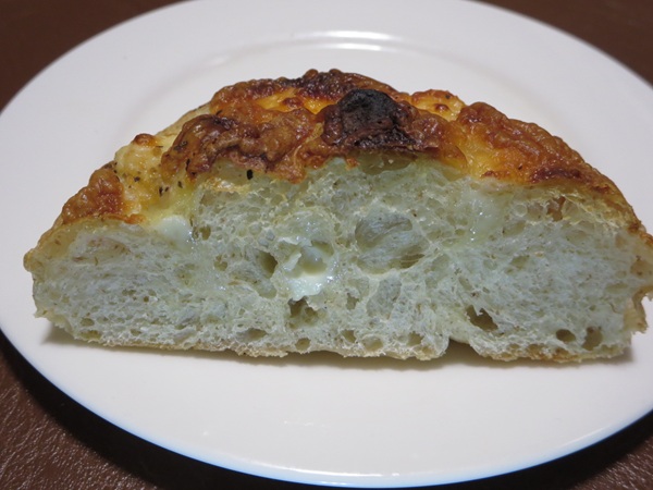 Warabeya Bakeryのチーズ塩パンのトースト後の断面の近影画像。