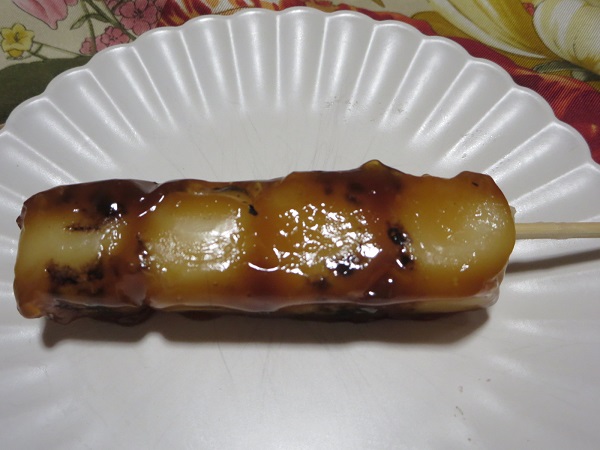 香梅の焼団子の裏側の近影画像。