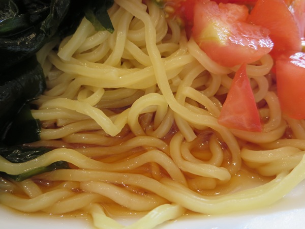 ココスのローストビーフと赤海老の冷やし中華の麺の近影画像。