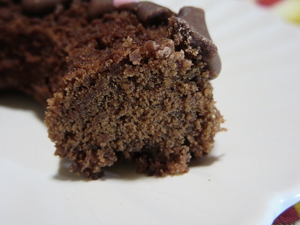 パティスリー タルブの天使のリング(チョコレート)の断面の近影画像。