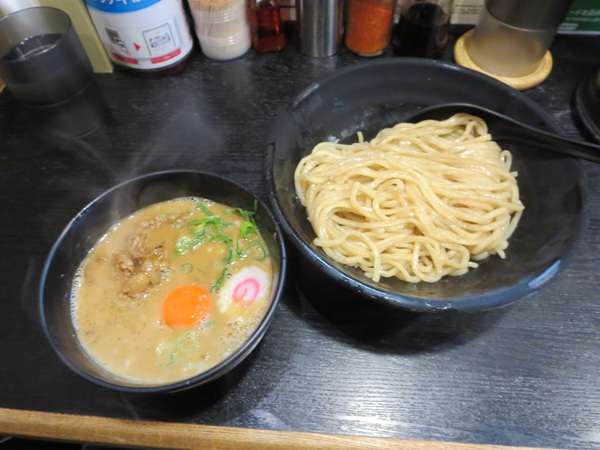 おとど食堂の肉玉つけ麺の全体画像。
