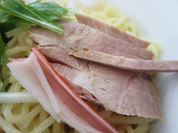 チャイナ厨房の冷し中華の叉焼の近影画像。