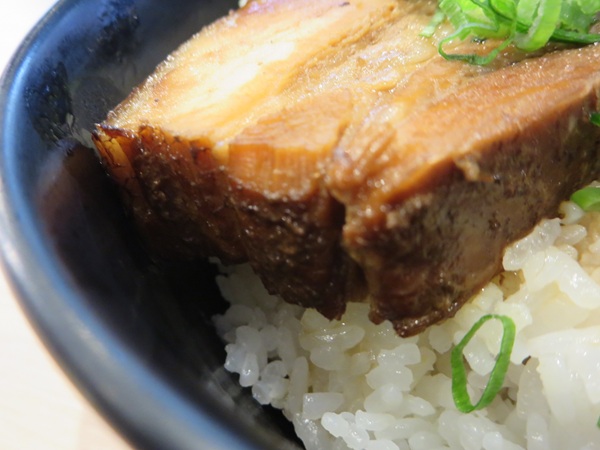 味噌屋蔵之介の旨とろ角煮丼の別角度からの近影画像。