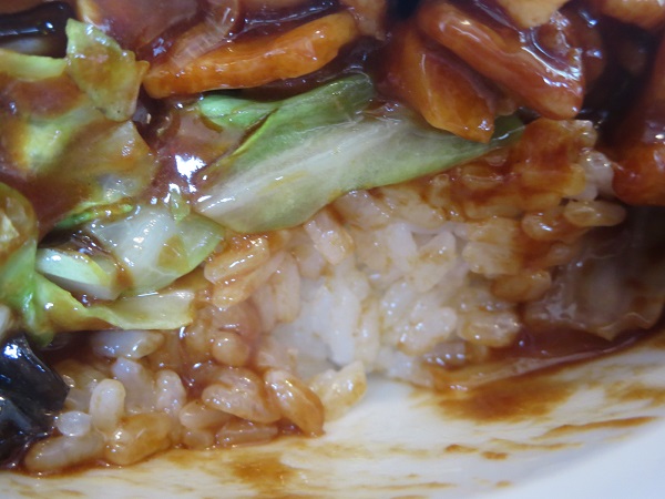 香源のホイコーロー丼のご飯の近影画像。