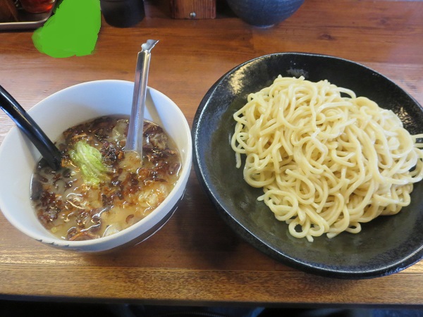 らーめん五衛門のまるきんつけ麺の全体画像。