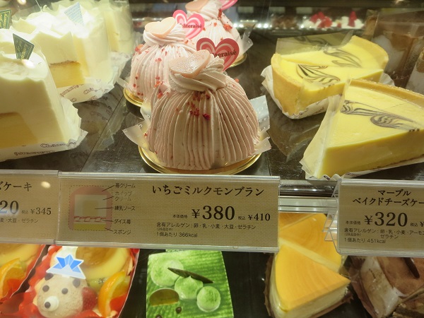シャトレーゼのいちごミルクモンブランが陳列されているショーケース。