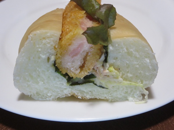 Boulangerie MASSAのエビカツコッペの断面の近影画像。