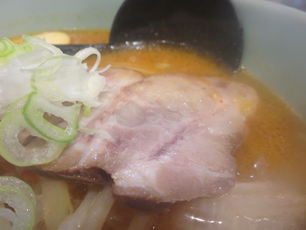 らぁめん美春の特選味噌らーめんの叉焼の近影画像。