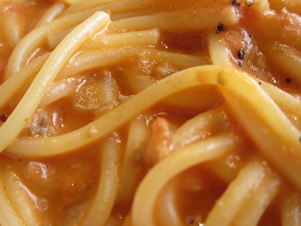 ジョリーパスタのミートカルボナーラの麺の近影画像。