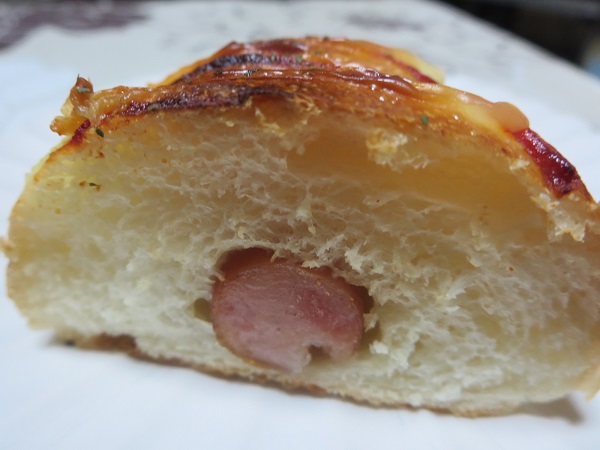 麻布十番モンタボーのあらびきソーセージのトースト後の近影画像。