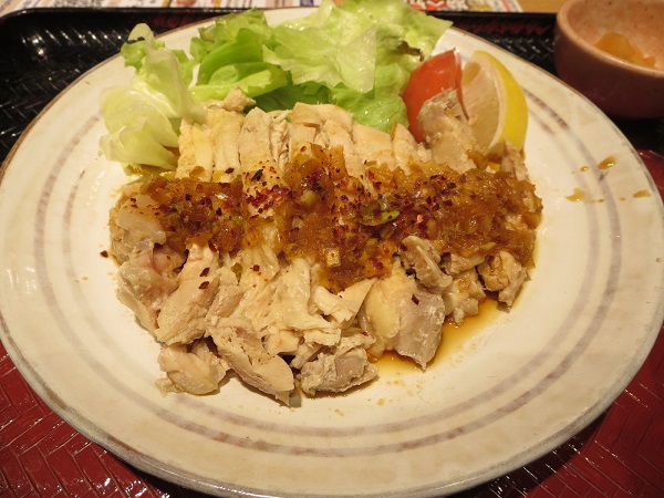 大戸屋 ごはん処の蒸し鶏の生姜ねぎ醤油定食の蒸し鶏の画像。