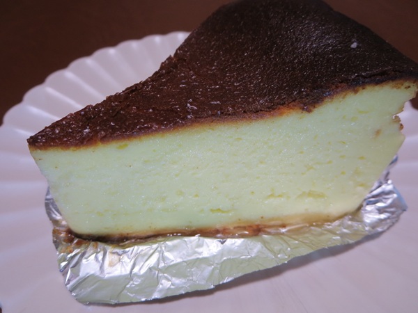 パティスリー・ル・アマレットのバスクチーズケーキの近影画像。