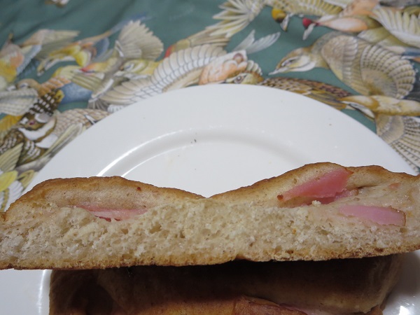 BAKE＆C のフーガス（ベーコン）の断面の近影写真。