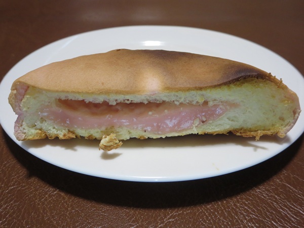Le Pain Bon Bonのなめらかいちごパンのトースト後の断面の近影画像。