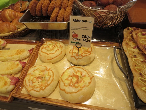 マロンドの明太もちチーズが置かれている陳列棚。