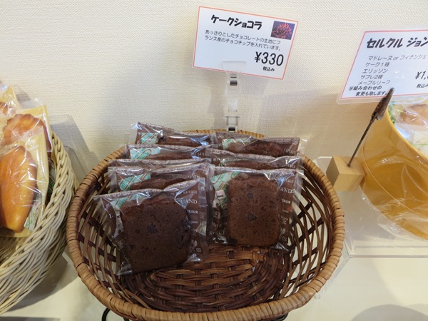 パティスリータクのケークショコラが置かれている陳列棚。