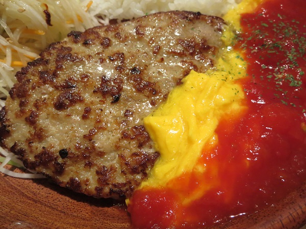 びっくりドンキーの角切りトマトのオムバーグディッシュのハンバーグの近影画像。
