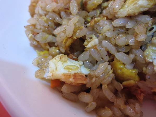 味達のカレーチャーハンの玉子の近影画像。