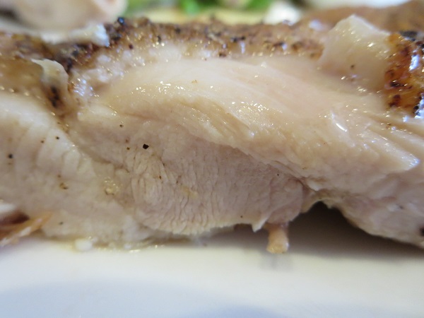 ガストのジューシー若鶏グリルガーリックソースの鶏肉の断面の別角度からの近影画像。