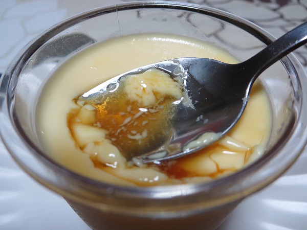 ケーキハウス 赤とんぼの赤とんぼプリンのカラメルをスプーンで掬った近影画像。