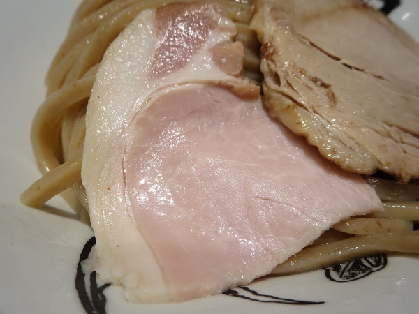 松戸富田麺業の濃厚つけ麺の二枚の叉焼の近影画像。