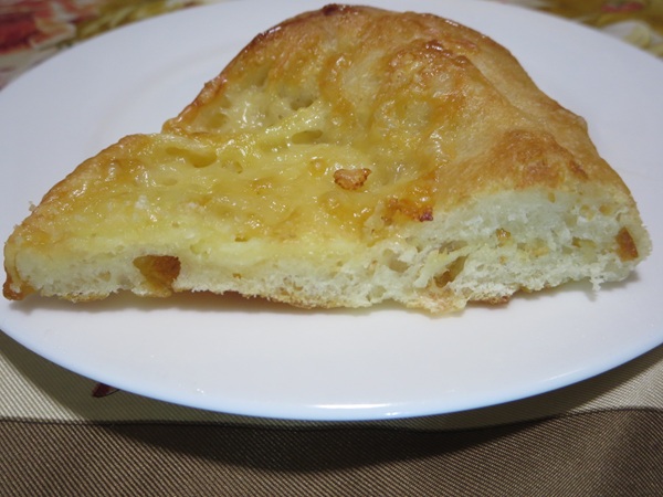 おおみやパンカフェのはちみつチーズの断面の近影画像。