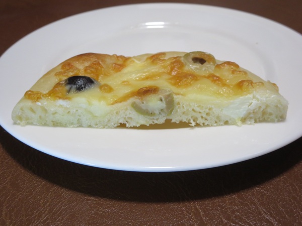 おおみやパンカフェのフォカッチャ(オリーブ・クリームチーズ)の断面の近影画像。