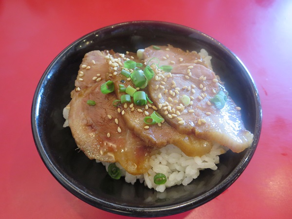ラーメン山岡家のチャーシュー丼の全体画像。
