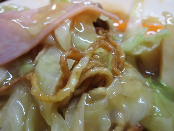 来々軒の五目焼きそばの麺の焼き目の近影画像。