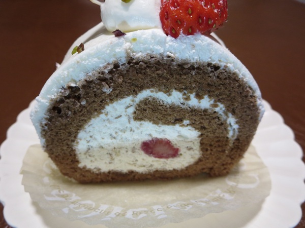 オランダ家の苺とナッツのチョコロールの近影画像。