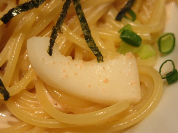 マンマパスタ バオバブのたらことイカの和風のイカの近影画像。