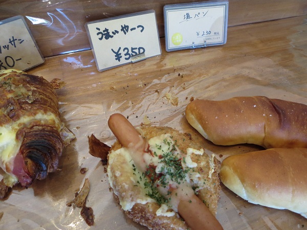 OLLIE BREADのうまいやーつが置かれている陳列棚。