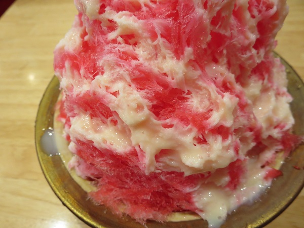 コメダ珈琲店のいちご氷の近影画像。